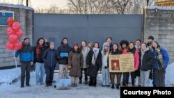 Әкімшілік қамаудан босап шыққан "Oyan, Qazaqstan" белсенділерін қамау мекемесі алдында жақтастары қарсы алды. Алматы, 18 қаңтар, 2024 жыл