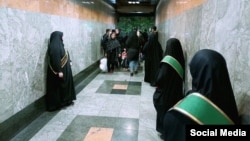 Tehran metrosunda hicab nəzarətçiləri.