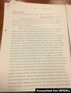 Ғалым Ахмет Бижан Ержуласынның "Бүгінгі түркі әліппелері" кітабы жайлы Азаттық радиосы хабарының жазбасы. Мюнхен, Германия, 30 қараша, 1977 жыл. Хасен Оралтайдың жеке қорынан алынды.