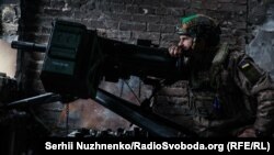 Украинский военнослужащий в городе Бахмуте Донецкой области, 25 февраля 2023 года