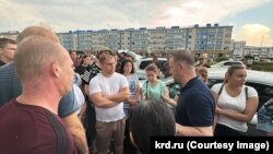 Мэр Краснодара Евгений Наумов встретился с горожанами, протестующими против отключения электричества. Россия, 22 июля 2024 года