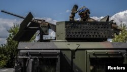 Украинский военный на бронетехнике в Сумской области недалеко от границы с Россией. Август 2024 года. Фото: Reuters