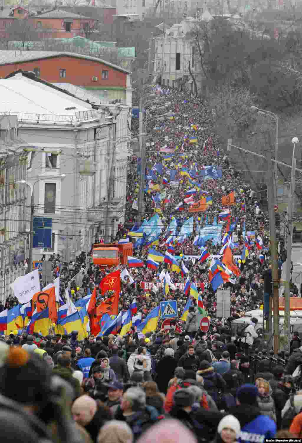 Массовый митинг в Москве 15 марта 2014 года против военного захвата Крыма Россией. Позже Путин сообщил, что о своем намерении &laquo;начать работать над возвращением Крыма в состав России&raquo; он заявил в феврале 2014 года в конце ночной встречи со своими службами безопасности.