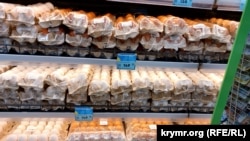 Упаковки с яйцами в одном из продуктовых магазинов Крыма, 11 декабря 2023 года