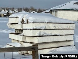 Шығыс ауылында салынған үйлердің қабырғасына пайдаланылған СИП-панель аулада жиналып тұр. Өскемен, 27 ақпан, 2024 жыл.