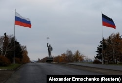 Памятник сталевару на въезде во временно оккупированный Мариуполь, ноябрь 2022 года