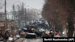 Искореженные останки российской военной техники на дороге в городе Буча, недалеко от Киева, вторник, 1 марта 2022 года