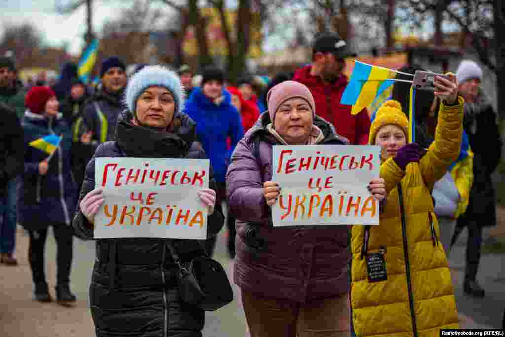 На проукраинский митинг приходили и взрослые, и дети