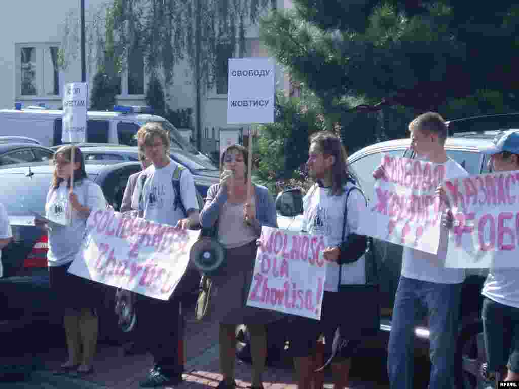 Варшавада Жовтисті қолдау акция өтті. - Польшаның Балли Мажец бастаған азаматтық қоғам белсенділері Варшавадағы қазақстандық елшіліктің алдында наразылық акциясын өткізіп тұр. Варшава, 15 қыркүйек 2009 жыл.