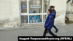 Выставка в окне детской библиотеки имени Гайдара