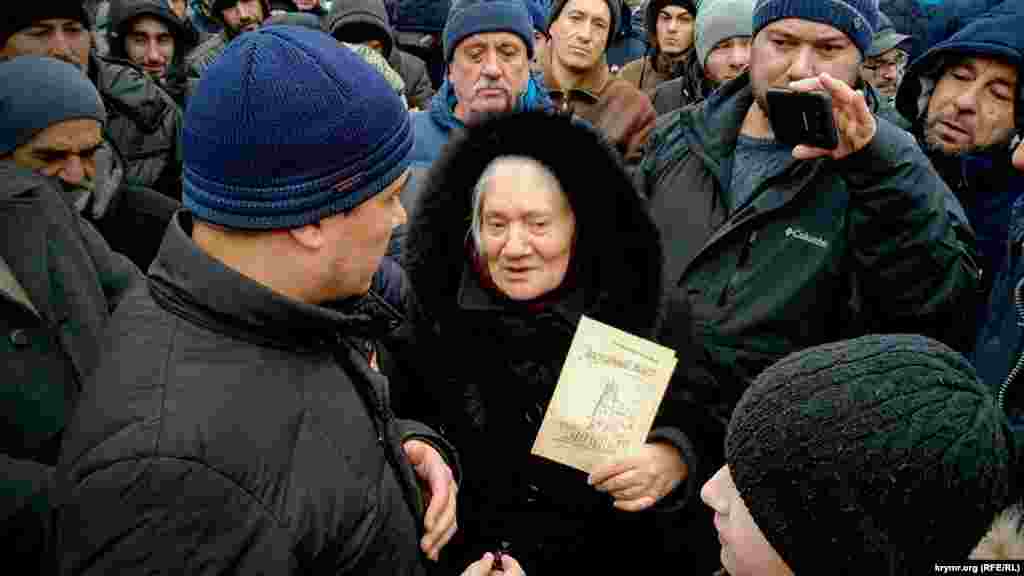 Одна из активисток национального движения подарила Курбединову сборник стихотворений известной журналистки Лили Буджуровой «Некупленный билет»