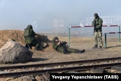 Военнослужащие, призванные из запаса, во время боевой подготовки