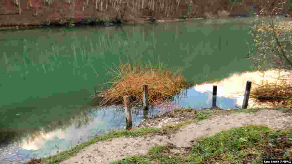 В водной глади отражается небо