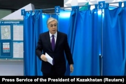 Қасым-Жомарт Тоқаев Қазақстан президентін сайлауға дауыс беріп тұр. Астана, 20 қараша 2022 жыл.