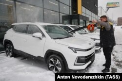 Автомобиль "Москвич-3". Это китайский кроссовер Sehol X4, транспортируемый в Россию из Китая в разобранном виде и затем собираемый методом крупноузловой сборки