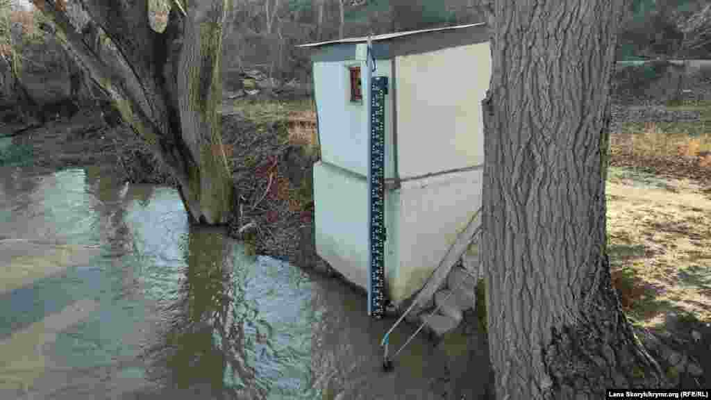 С помощью водомерной рейки измеряют уровень воды в реке, сейчас он около 70 сантиметров