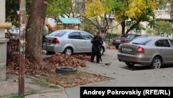 Дворник убирает опавшую листву в севастопольском дворе на улице Хрюкина