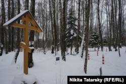 Самодельные памятные знаки жертвам сталинского террора на полигоне в Коммунарке.