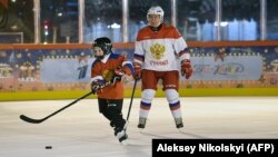 Президент России Владимир Путин играет в хоккей на Красной площади, Москва, Россия, 21 декабря 2020 года 