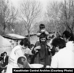 Мерекелік Наурыз көженің дәмін татып тұрған бала. Алматы, 1989 жыл. Фото авторы - А. Сандыбаев. Сурет Қазақстан орталық мемлекеттік кинофотоқұжаттар және дыбыс жазбалар архивінен алынған