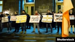 Во время акции «Не допустим минской измены» возле Офиса президента Украины. Киев, 13 марта 2020 года