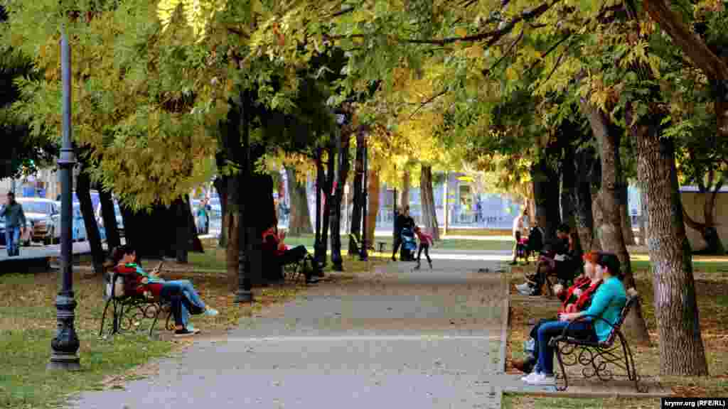 Люди отдыхают на лавочках в сквере имени Тренева