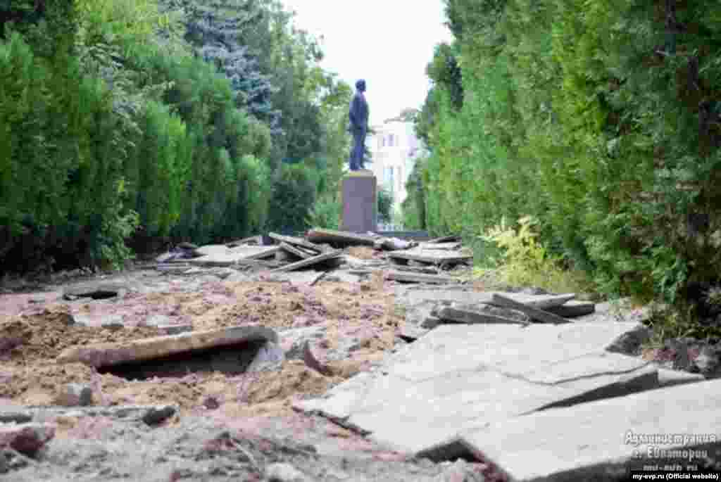 В Евпатории проходят работы по благоустройству сквера им. Ленина, 7 октября 2016 года