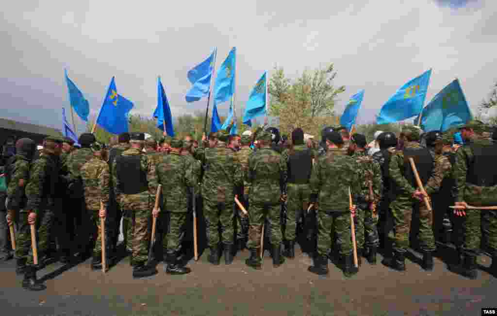 Однако там активистов уже ожидали российские силовики.&nbsp;&laquo;Стояли танки и БТРы, проход был перекрыт, но для выхода оставили небольшой участок. Каждого возвращающегося в Крым снимали на камеры&raquo;,&nbsp;&ndash; вспоминает участник тех событий Мустафа Османов