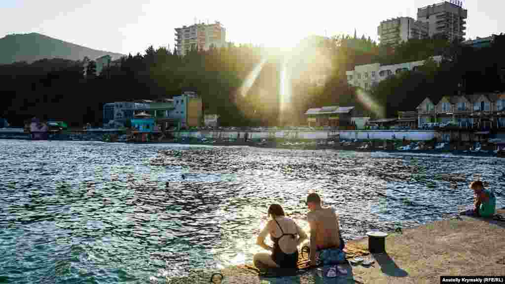 А вот в Профессорском уголке в день осеннего равноденствия было все наоборот.&nbsp;Температура воздуха достигала +25, вода в море прогрелась до +22. При такой погоде даже избалованному курортнику грех было жаловаться на погоду. До самых сумерек дети и взрослые не покидали городские пляжи