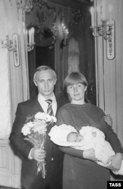 Владимир Путин с женой Людмилой и дочерью Марией. Фото 1985 года