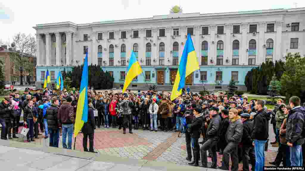 Акция Евромайдан-Крым перед зданием Совета министров в Симферополе