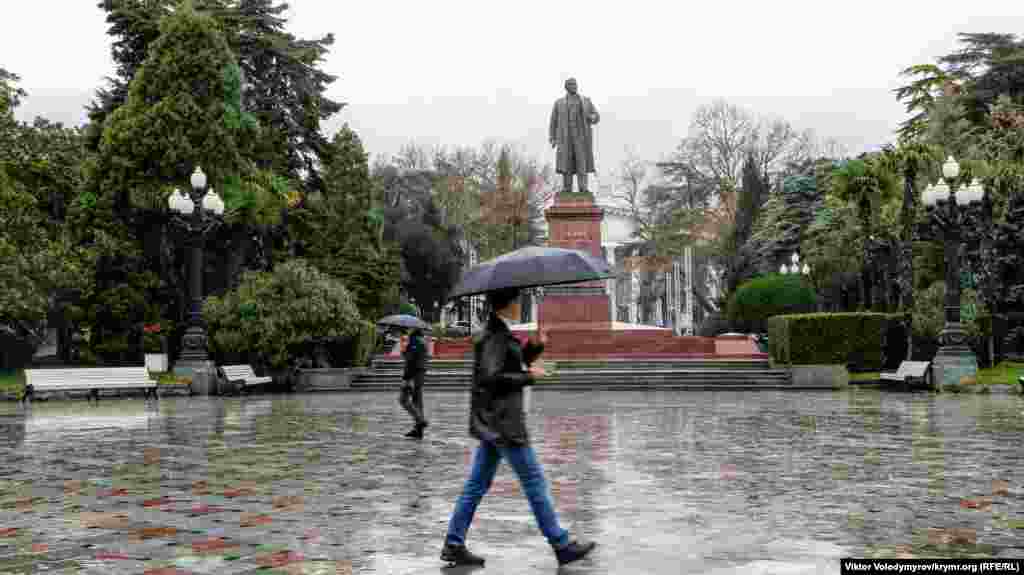 В городе несколько дней подряд идут дожди. Зонт в такой ситуации ‒ один из обязательных атрибутов