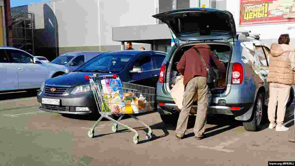 Крымчане покупают продукты с запасом