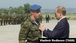 Владимир Путин вручает орден "За военные заслуги", Приштина, 2001 год