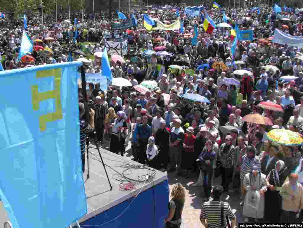 Митинг в День памяти жертв депортации крымскотатарского народа из Крыма на центральной площади Симферополя, 2011 год