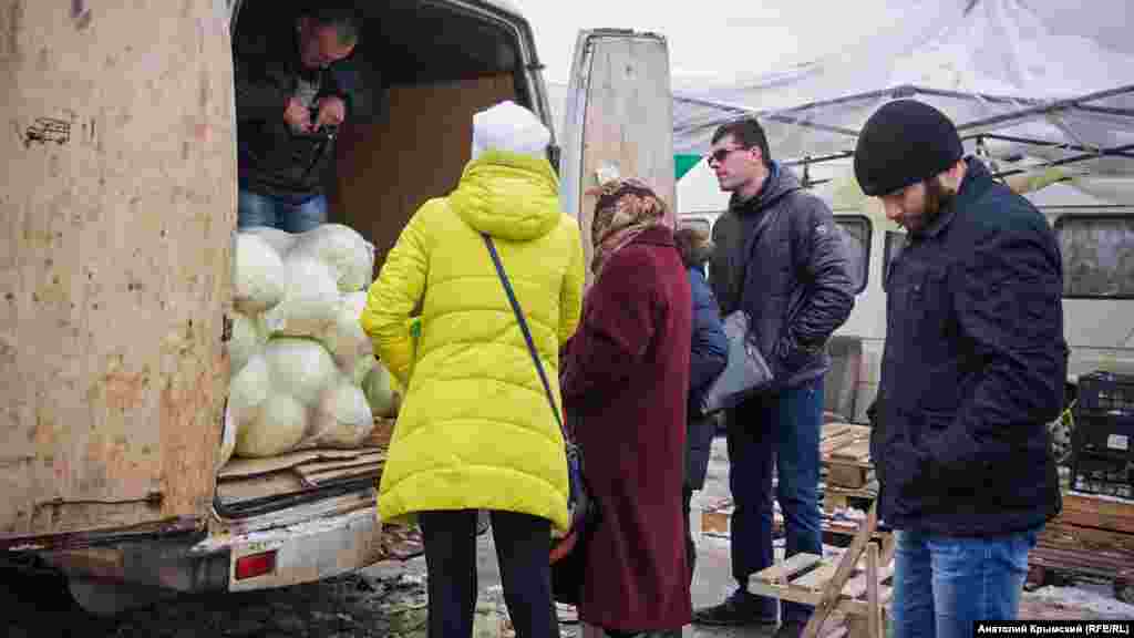 Фермеры из Первомайского района продают собственноручно выращенную капусту. Рассказывают, что раньше для полива использовали воду из Северо-Крымского канала, а ныне &ndash; артезианскую, что очень затратно.