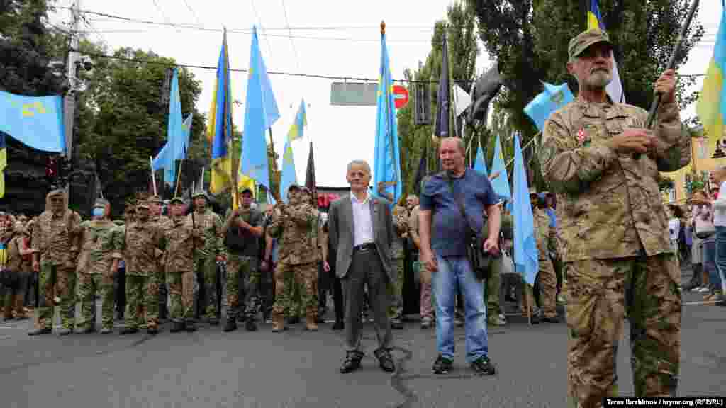 Колонна крымчан стартовала возле парка Тарасу Шевченко, далее прошлась Крещатиком до Майдана Независимости. Люди скандировали военным &laquo;Крым &ndash; это Украина&raquo; и &laquo;Свободу политзаключенным&raquo;