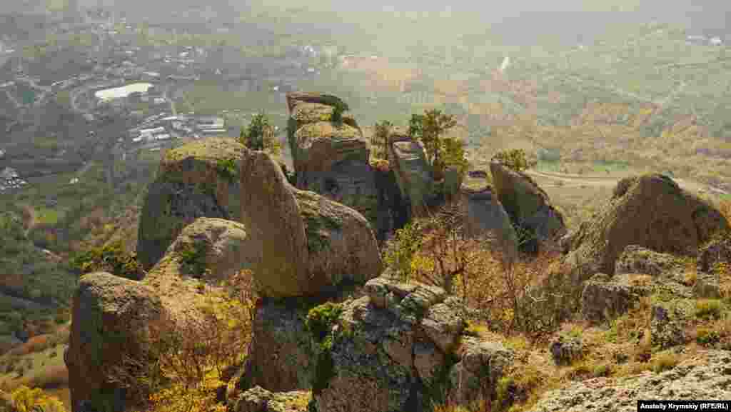 Внизу под скальными химерами &ndash; село Лучистое