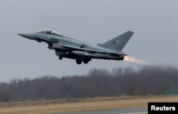 Истребитель Eurofighter Typhoon ВВС Германии взлетает на авиабазе Амари во время операции по охране воздушного пространства Эстонии, 2 марта 2017 года