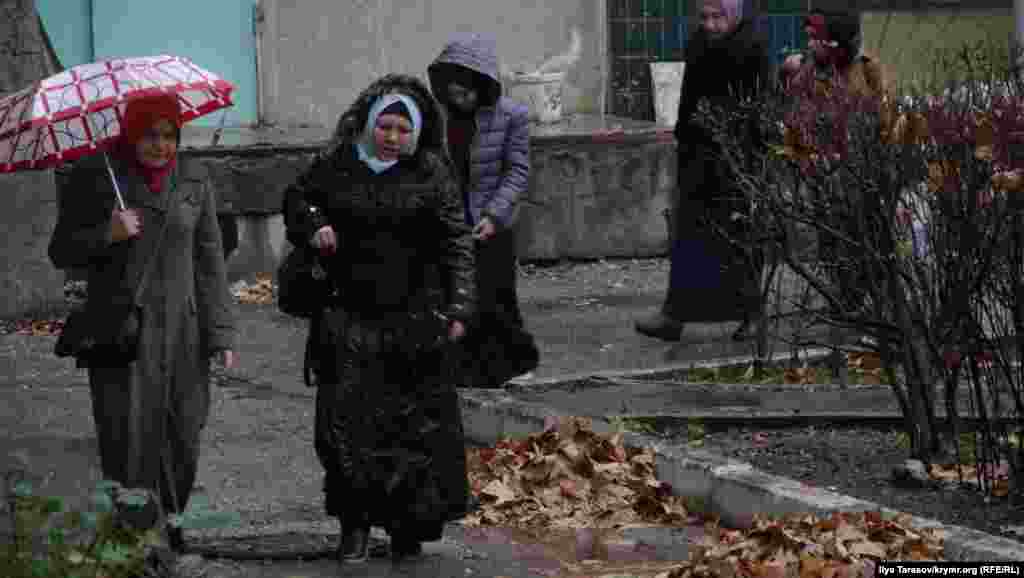 Заседание продлилось более часа, все это время группа поддержки ждала результатов на улице