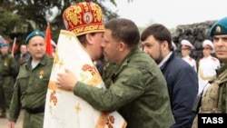 Главарь группировки «ДНР» Александр Захарченко (в центре). Саур-могила, Донецкая область, 8 мая 2015 года (иллюстративное фото)