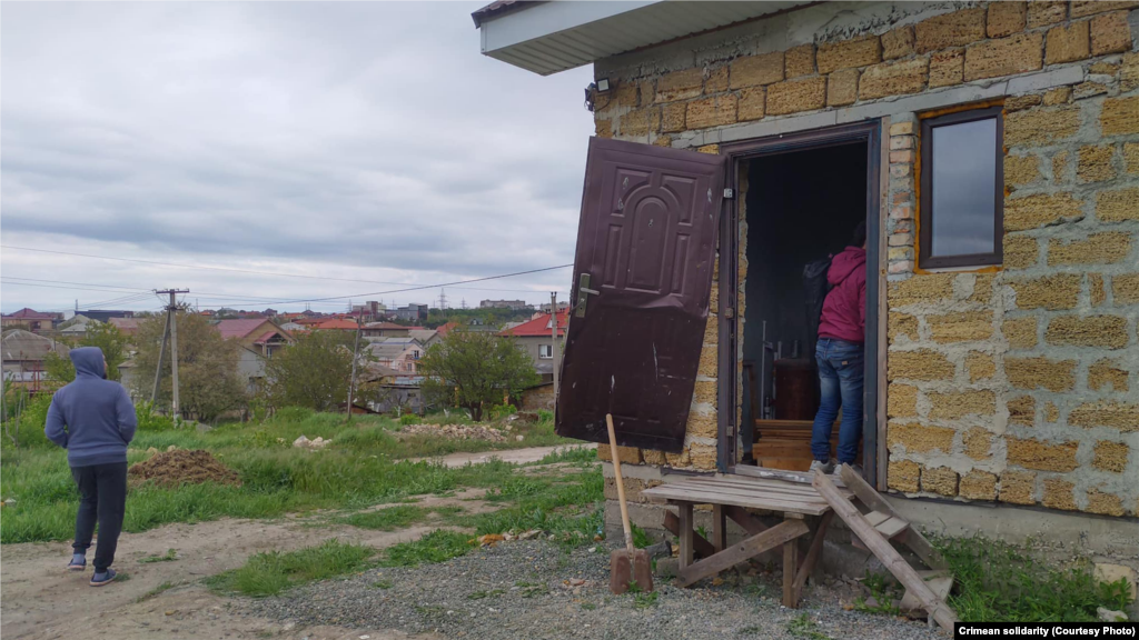 Соседи рассказали активистам, что видели, как рано утром приехали силовики, а затем слышали стрельбу и то, что во дворе бегали люди&nbsp;