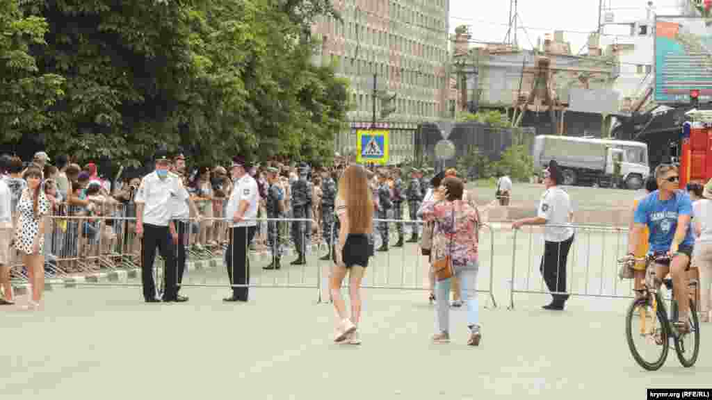 В Керчи по случаю военного парада в центре города перекрыли дороги. На мероприятие людей пропускали через рамки металлодетекторов, а также проверяли наличие защитных масок