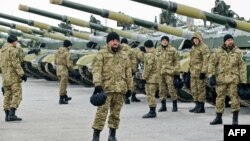 Украинские военнослужащие у танков после получения новой техники. Чугуев, Харьковская область, 6 декабря 2014