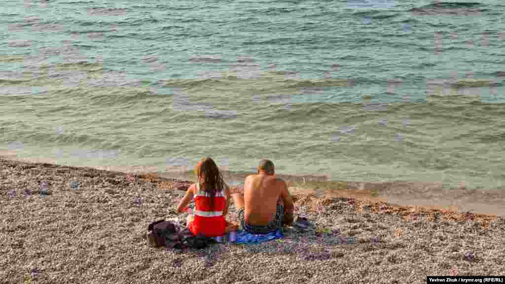 Возле морской воды уже начинает чувствоваться легкая осенняя прохлада