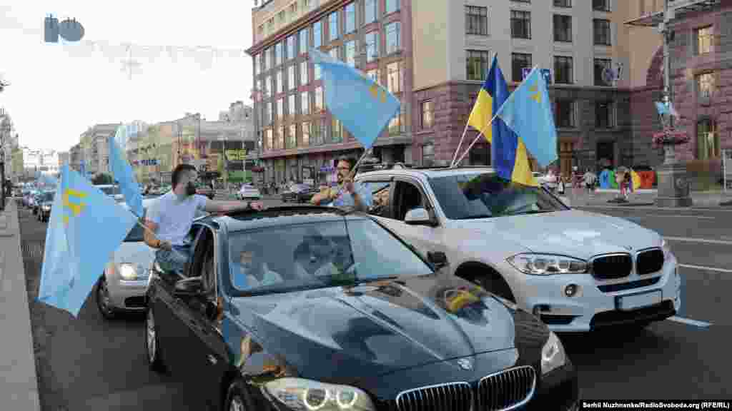 Участники автопробега следуют за патриотическим шествием в сторону Майдана Независимости