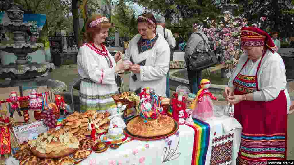 Стол общественной организации &laquo;Влана&raquo;, пропагандирующей славянскую культуру