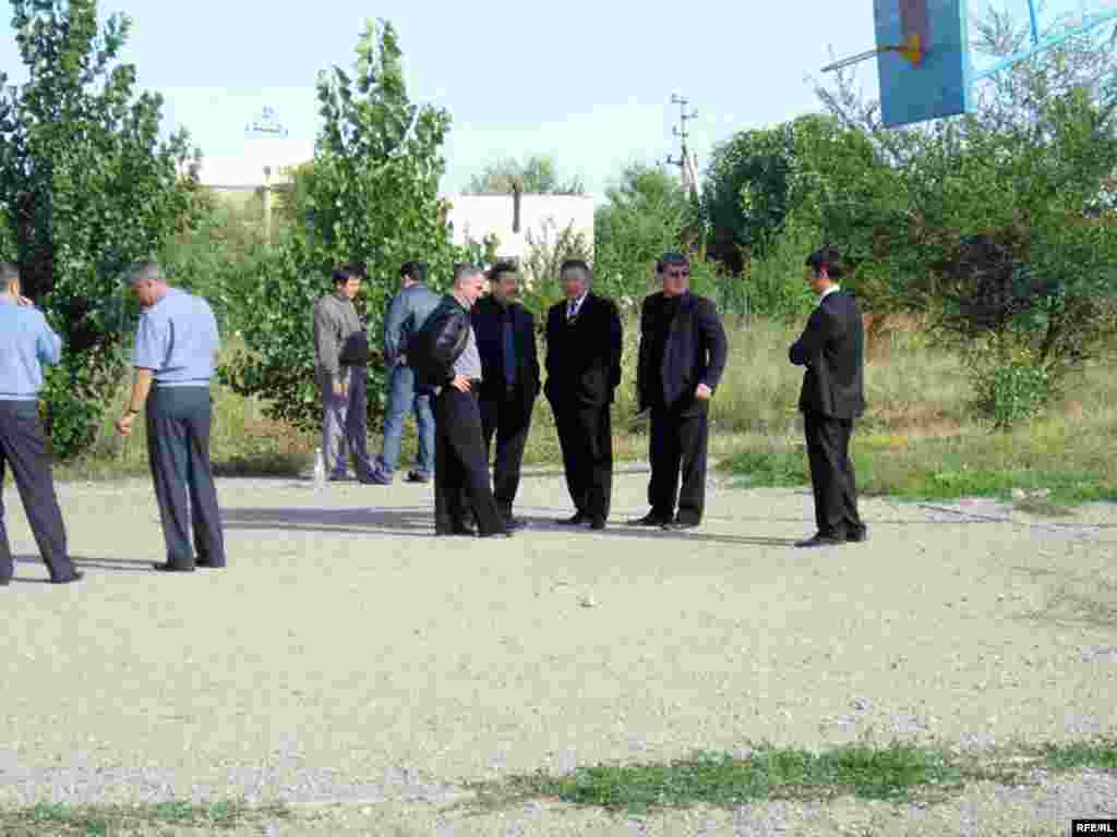 Осындай талап-тілекті Шаңырақ өкілдері осы жерге келген Алматының Әуезов ауданы әкімі Владимир Устюговке (оң жақтан төртінші) де айтты.