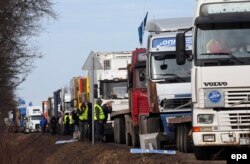 Колонна протестующих дальнобойщиков в окрестностях Петербурга, март 2017 года