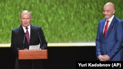 Владимир Путин (слева) и президент ФИФА Джанни Инфантино, архивное фото